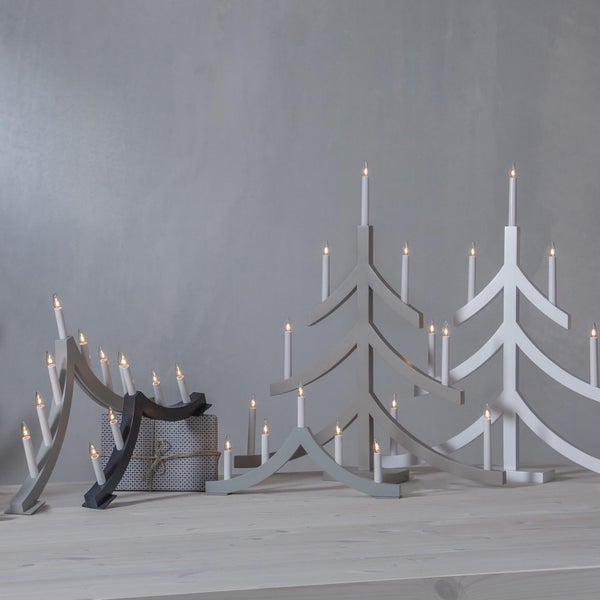 Weihnachtsdekoration mit LED Kerzenhaltern in Baumform und Bogenform auf einem Tisch