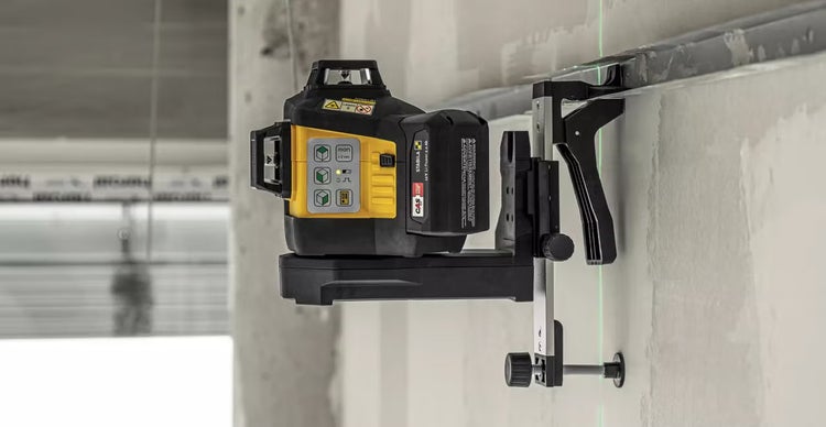 Stabila Linienlaser mit Wandhalterung an Trockenbauprofil montiert zur präzisen Ausrichtung in Innenräumen