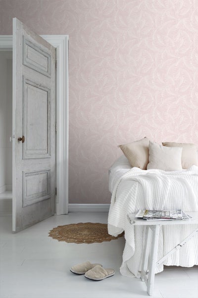 Tapete mit handgezeichnetem Palmenblatt-Muster in Weiß und Rosa.