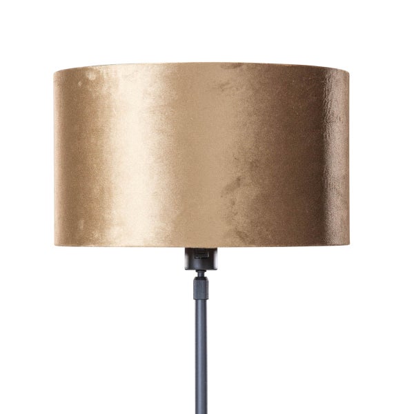Zylindrischer Lampenschirm aus goldfarbenem Samt auf einem schwarzen Lampengestell.