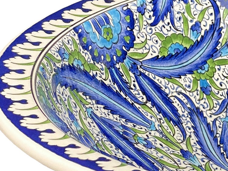 Keramikwaschbecken mit floralem Muster