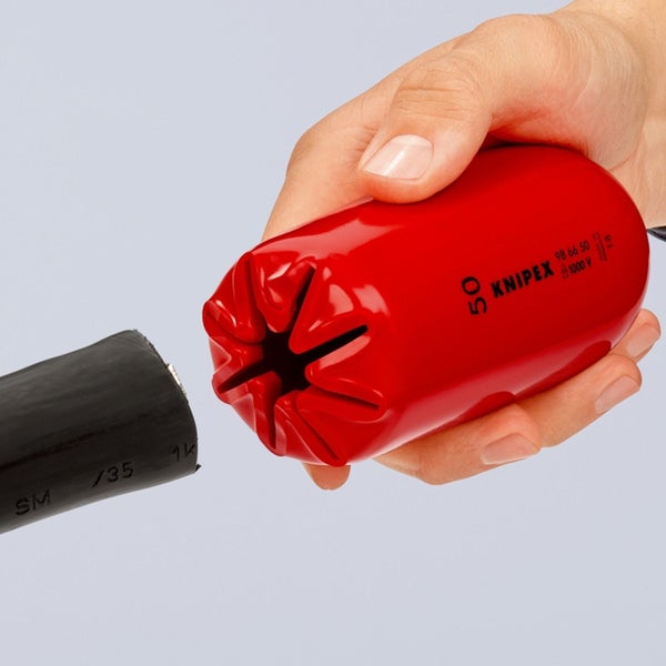 Rote Knipex Isoliertülle für Arbeiten unter Spannung bis 1000 Volt, Modell 98 66 50.