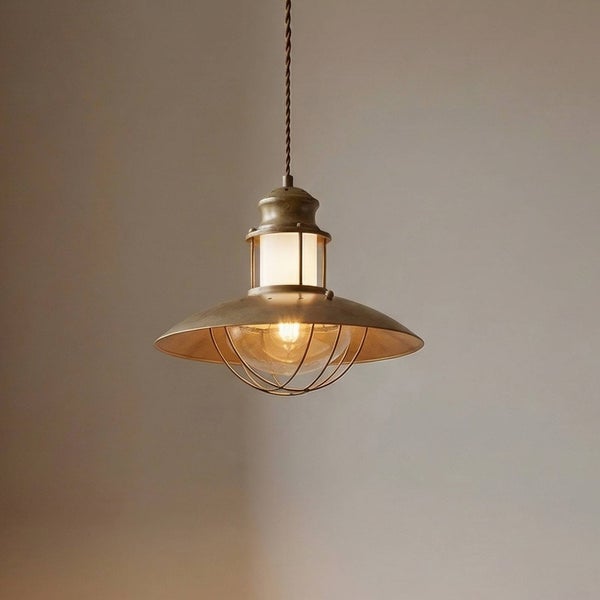 Hängelampe im Industrie-Design mit Lampenschirm und Schutzgitter