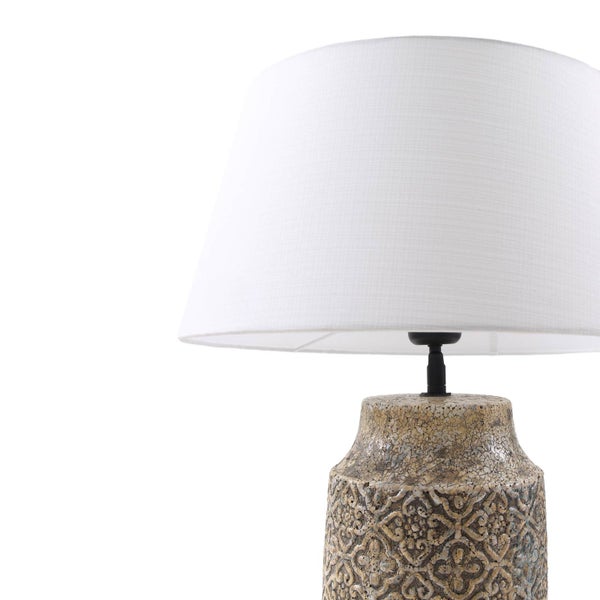 Tischleuchte mit weißem Lampenschirm und gemustertem Lampenfuß