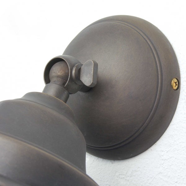 Nahaufnahme einer Wandleuchte aus Metall