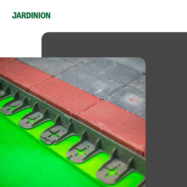 Jardinion Logo. Nahaufnahme von Gartenplatten auf Rasen mit Verbindungselementen.