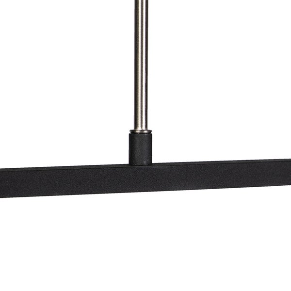 Detailaufnahme einer Pendelleuchte mit schwarzem Balken und silberfarbener Aufhängung