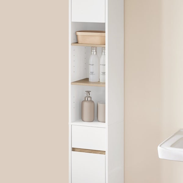 Badezimmer Szene mit weißem Hochschrank mit Regalen und Schubladen zur Aufbewahrung von Badartikeln