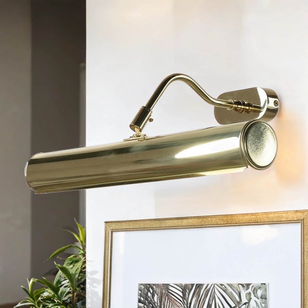 Goldene Bilderleuchte an einer Wand montiert