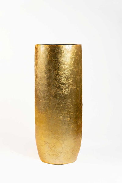 Hohe zylindrische Vase in Gold-Optik mit strukturierter Oberfläche für die Innendekoration.