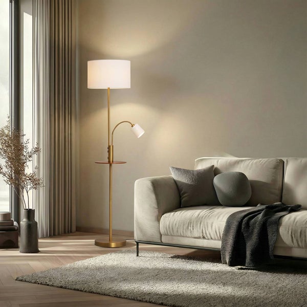 Wohnzimmer mit Stehlampe, Ablagetisch und Sofa.