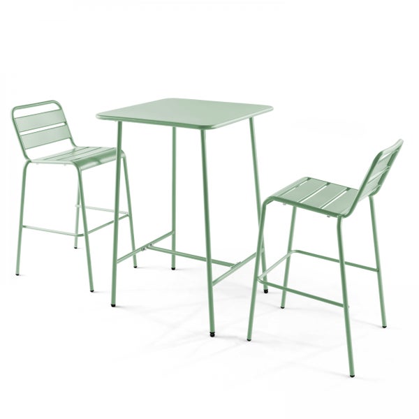 Garten-Bar-Set bestehend aus einem quadratischen Stehtisch und zwei Barhockern aus Metall mit Latten-Design für Garten oder Terrasse.