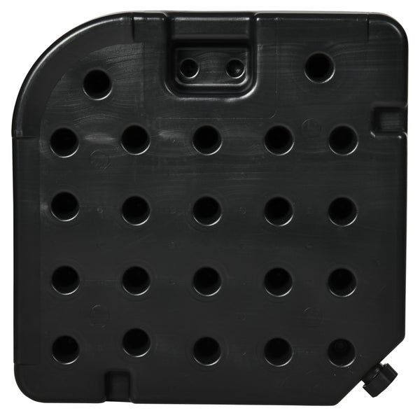 Grauer Teppich mit rotem und silberfarbenem Muster und rutschfester Rückseite wird von einer Hand angehoben.