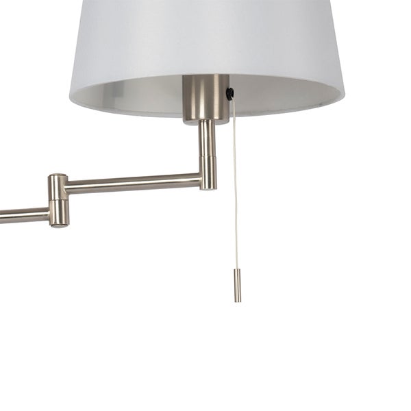 Wandleuchte mit weißem Stoffschirm, verstellbarem Metall-Schwenkarm und Zugschalter.