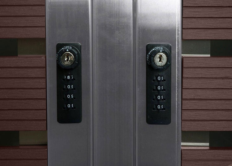 Detailansicht einer Schließfachanlage mit Zahlenschlössern