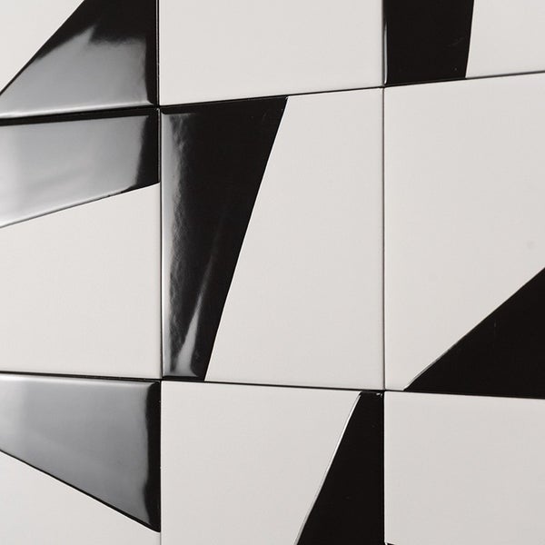 Wandfliesen mit geometrischem Muster aus dreieckigen Segmenten