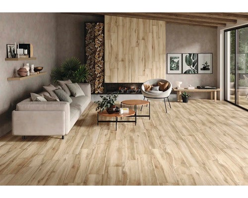 Heller, geräumiger Wohnraum mit Holzfußboden, Kamin und moderner Einrichtung