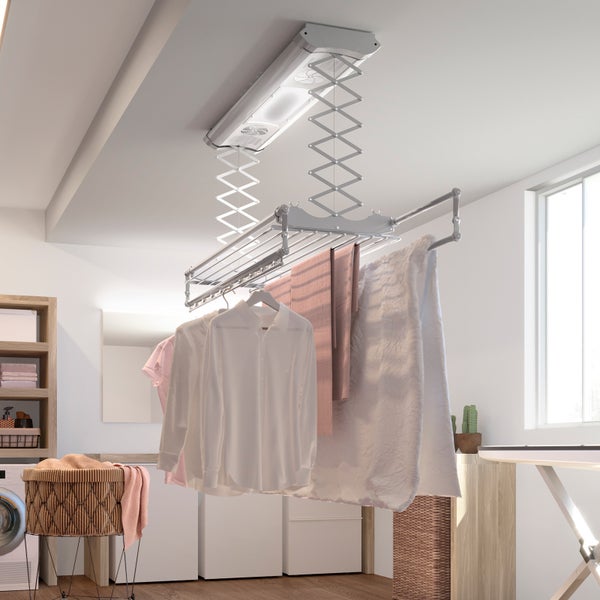 Deckenwäscheständer mit Kleidung in einem hellen Waschraum