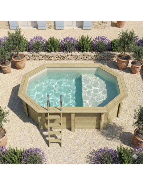 Achteckiger Holzpool mit Leiter in einem Garten mit Kies