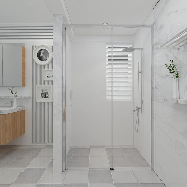 Helles Badezimmer mit Dusche, Waschtisch und Spiegel