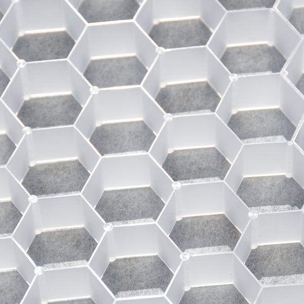 Weiße Kiesstabilisierungsmatte mit Wabenstruktur und integriertem Geotextil.