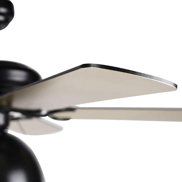 Deckenventilator mit mehreren Rotorblättern und zentraler Motoreinheit für den Innenbereich