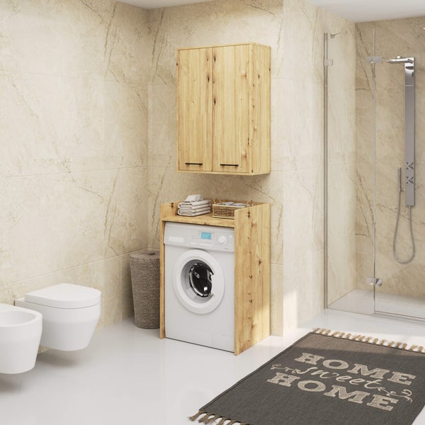 Badezimmer mit Waschmaschine, Waschbecken, Toilette, Duschkabine, Waschmaschinenunterschrank und Wandregal