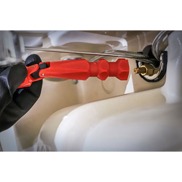 Ein Monteur benutzt einen Steckschlüssel am Waschbecken