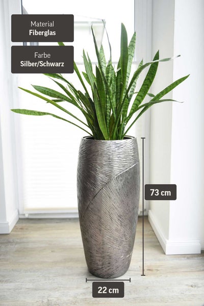 Hoher Pflanzkübel aus Fiberglas in Silber und Schwarz mit Sansevieria. Maße 73 Zentimeter hoch und 22 Zentimeter breit.