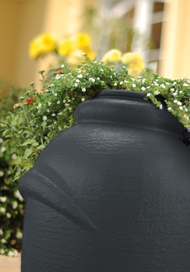 Regentonne mit Bepflanzung im Garten