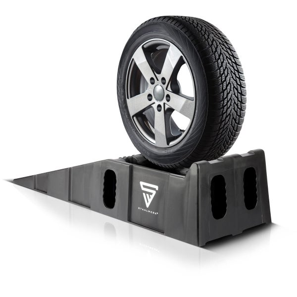 Schwarze Stahlwerk Auffahrrampe mit Reifen