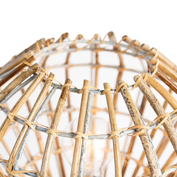 Detailansicht einer Hängelampe aus Bambus