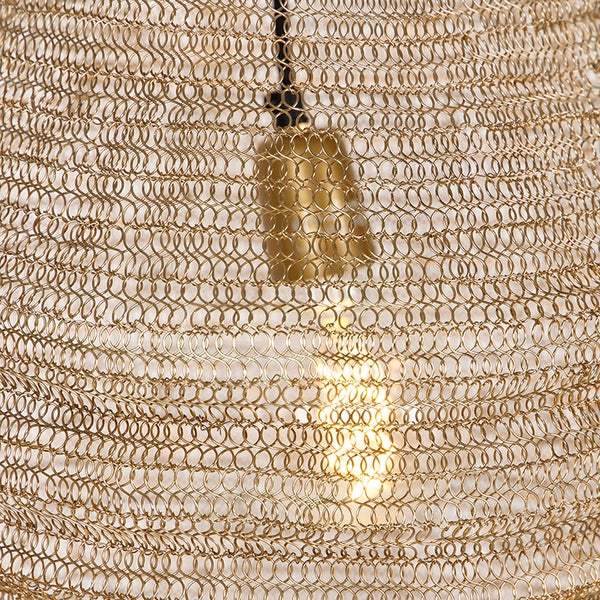 Goldene Hängelampe mit Kettenmuster und Glühbirne