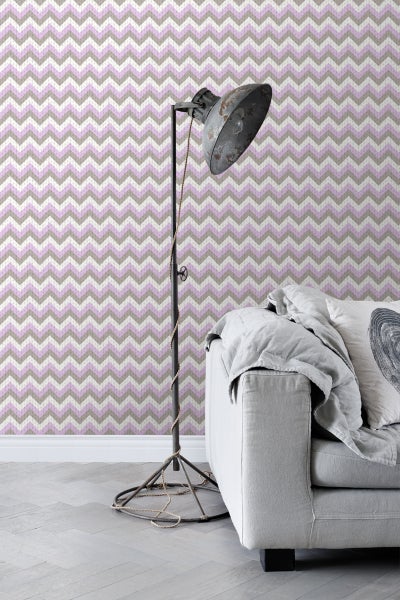 Wohnzimmer mit Zickzack-Tapete, Stehlampe und Sofa