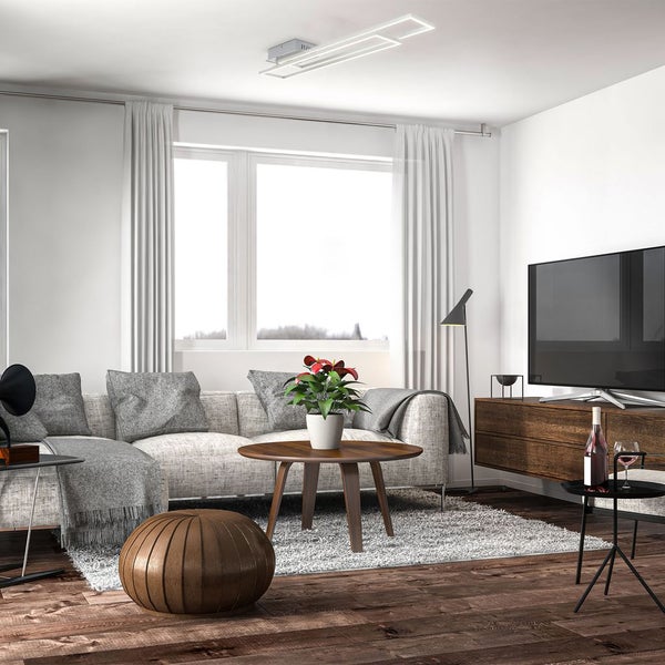 Moderner Wohnraum mit rechteckiger LED-Deckenleuchte, grauem Sofa, Holz-Couchtisch und großem Fenster.