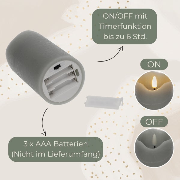 Dekorative LED Kerze mit Handtuch, Badesalz und Ölflasche auf einem Holztablett in einem Badezimmer