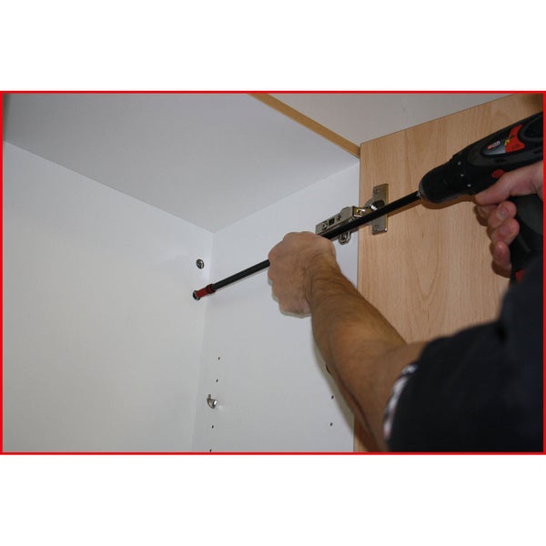 Montage einer Möbeltür mit Schraubenzieher
