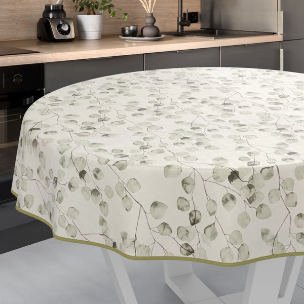 Runde Tischdecke mit Eukalyptusmuster auf einem Küchentisch