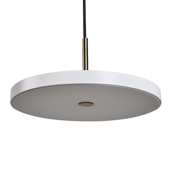 Moderne Pendelleuchte mit flachem, rundem Leuchtenschirm und Metallelementen in Messingoptik.