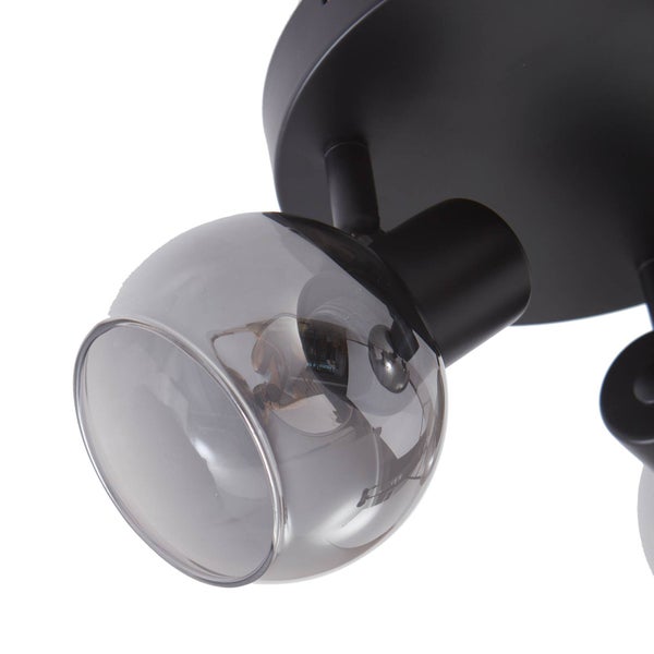 Deckenleuchte mit drei Leuchtenarmen und kugelförmigen Lampenschirmen