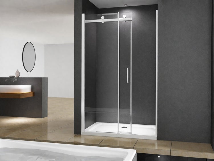 Modernes Badezimmer mit einer Duschabtrennung aus Klarglas, weißer Duschwanne, dunkelgrauen Wänden und hellbraunen Bodenfliesen.