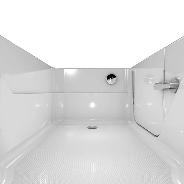 Innenansicht einer barrierefreien Dusche mit niedrigem Einstieg und rutschfestem Boden