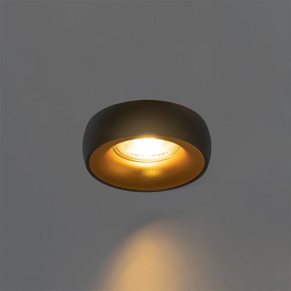 Moderner Aufbaustrahler für die Decke, rundes Design mit dunkler Außenseite und goldener Innenseite, warmweißes Licht.