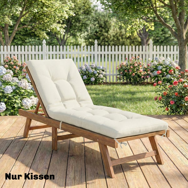 Gesteppte Auflage für Gartenliege in Creme auf einer Holzliege in einem hellen Garten mit Holzterrasse und weißem Zaun.