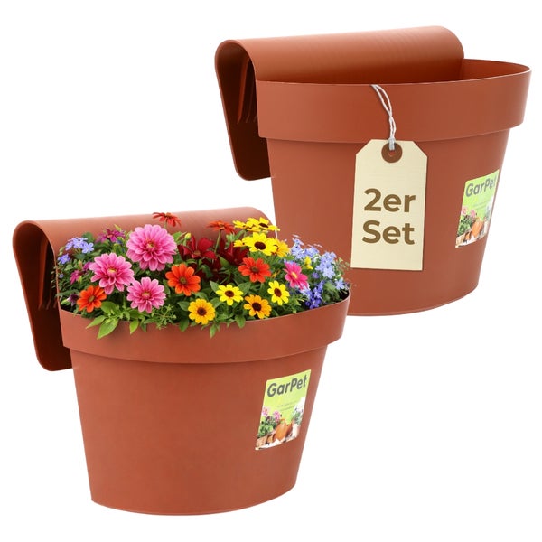 Zweier Set GarPet Balkonhängetöpfe aus Kunststoff für Geländer, ein Topf mit Blumen bepflanzt.