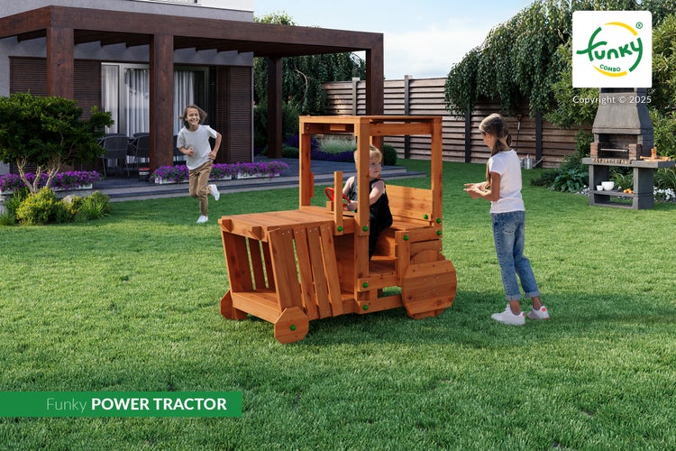 Spieltraktor aus Holz im Garten mit Kindern auf Rasenfläche, Haus mit Terrasse und Steingrill im Hintergrund.
