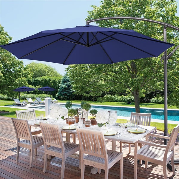 Szene im Freien mit einem Esstisch und einem Sonnenschirm für den Garten