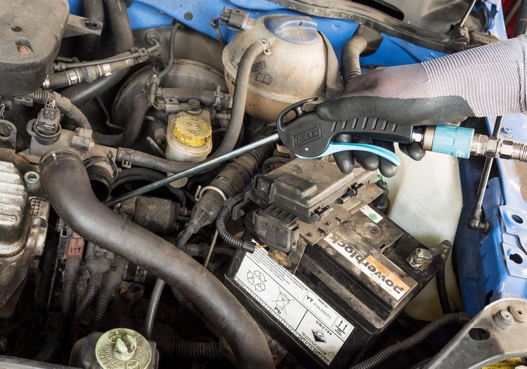 Hazet Ausblaspistole wird zur Reinigung eines Motorraums im Auto verwendet.