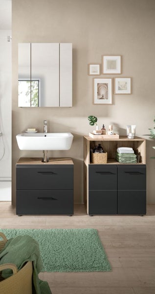 Highboard mit vier Türen und einer Schublade, Korpus in Holzoptik mit hellgrauen Fronten und schwarzen Griffen, Innenfächer sichtbar.