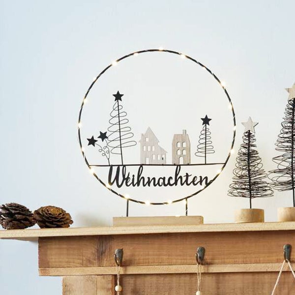 Dekorativer Weihnachtsschmuck mit Beleuchtung und dem Wort Weihnachten.